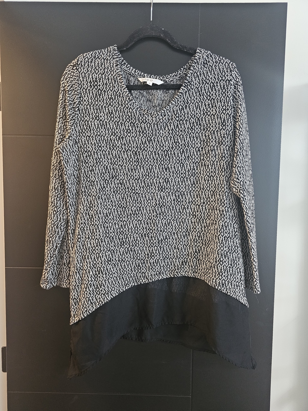 cleo Black and White V-Neck Mixed Knit Long Sleeve Top